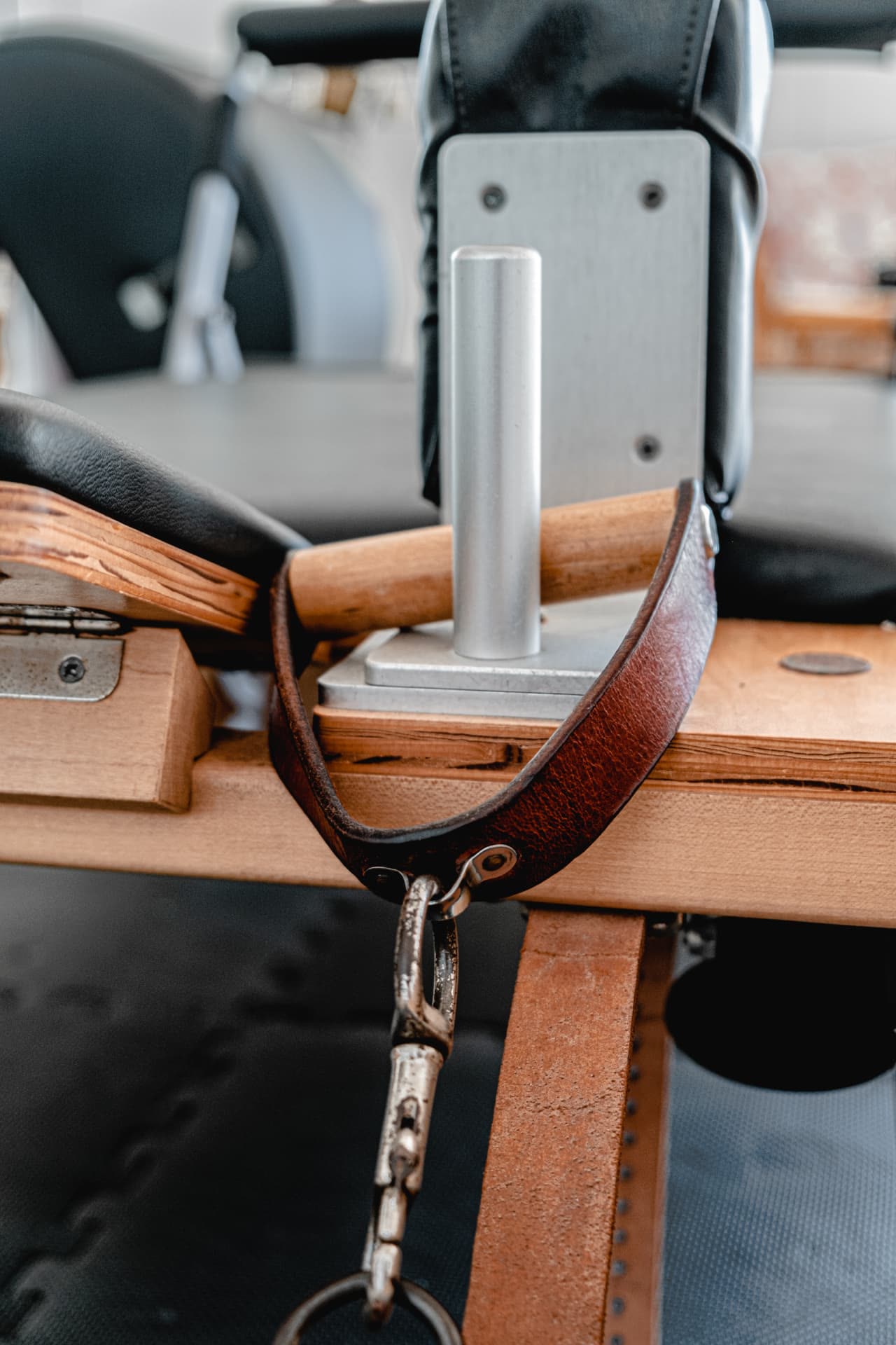 Detalhe da correia de couro de um aparelho de pilates